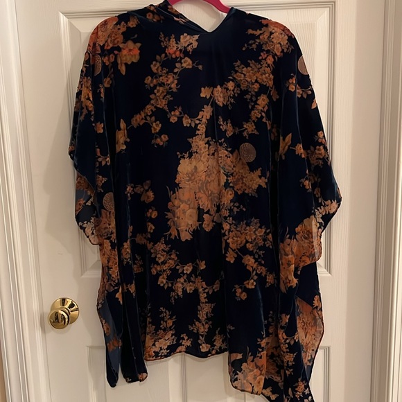 Gorgeous shawl. Burnt out rust floral pattern on a rich, slate blue velour. - Picture 4 of 4